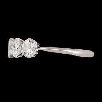 RING, 18K vitguld, CG Hallberg 1931, briljantslipade diamanter tot ca 1.20 ct. Vikt ca 3 g.