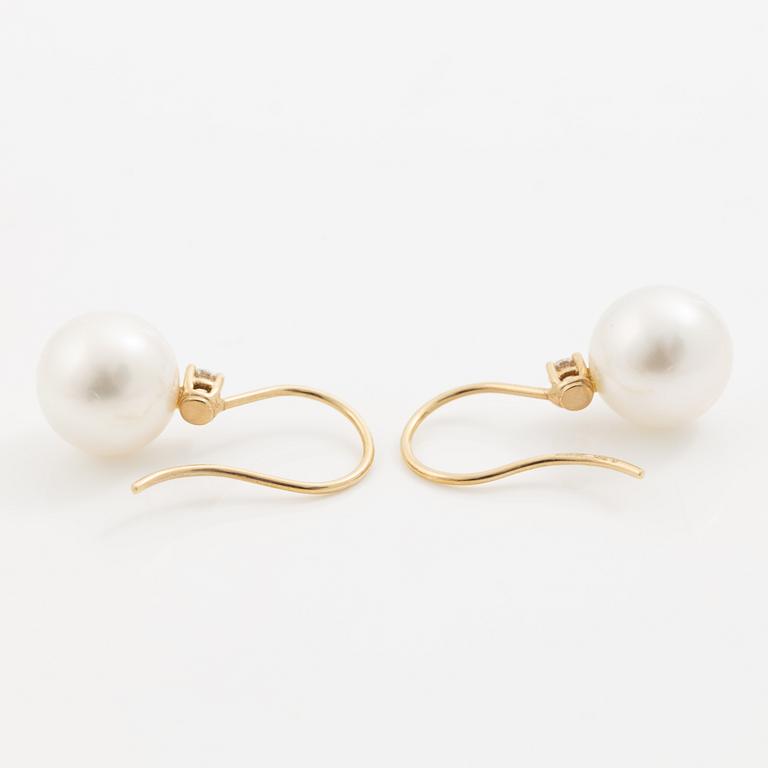 Earrings in 18K gold with white cultured South Sea pearls and brilliant-cut diamonds.