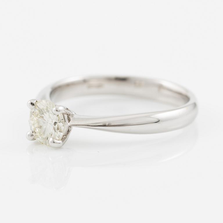 Solitaire ring in 18K white gold with brilliant-cut 
diamond.