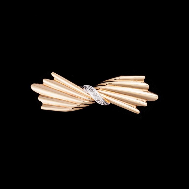 BROSCH, 14K guld, diamanter. Vikt ca 2,2 g.