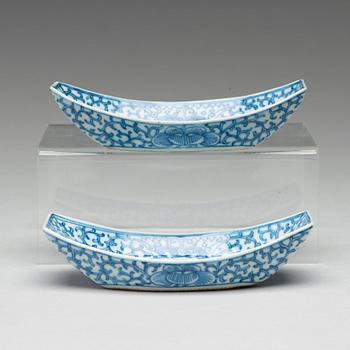 A pair of blue and white teaboats, Qing dynasty, 19th Century.