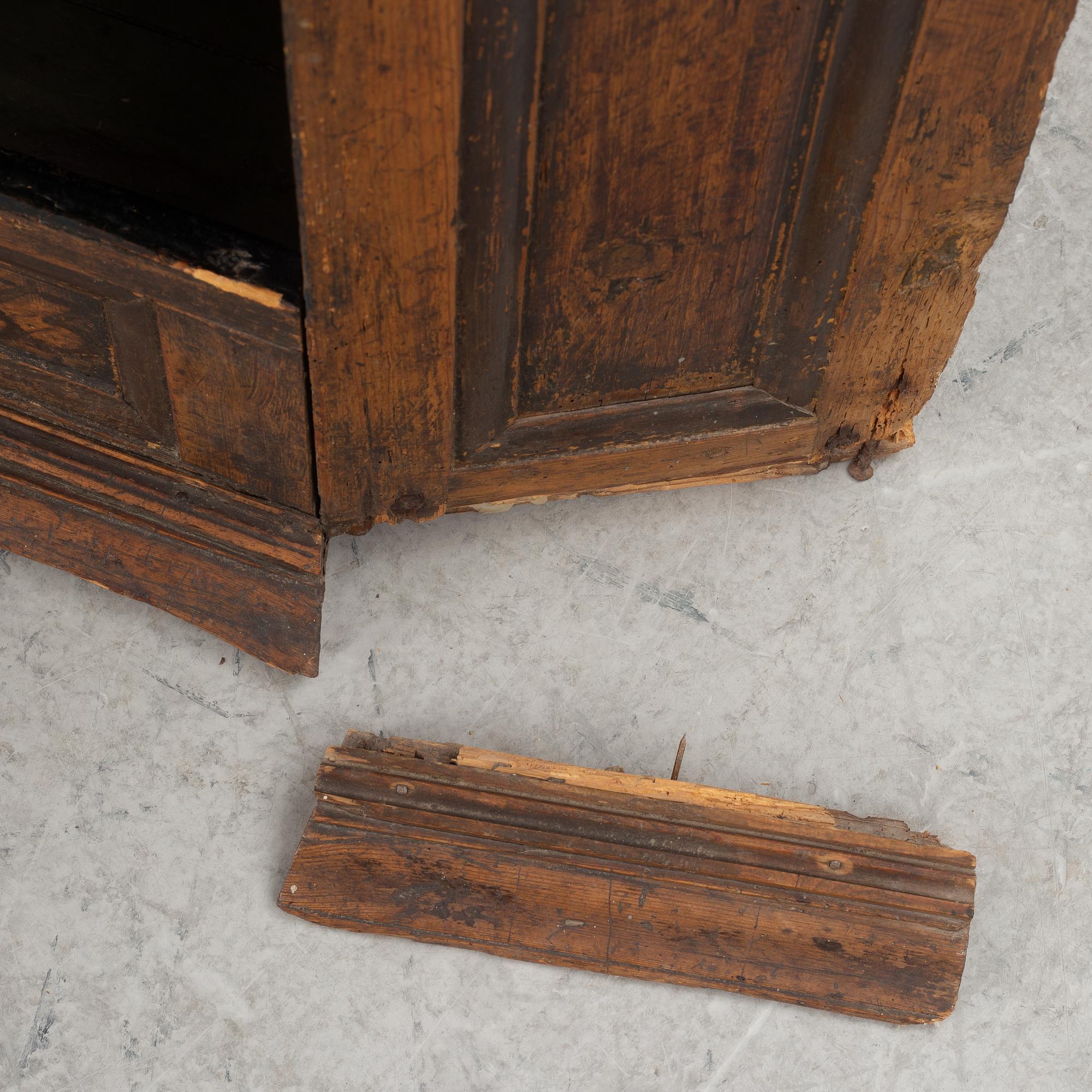 A Swedish provincial corner cabinet, 18th century.