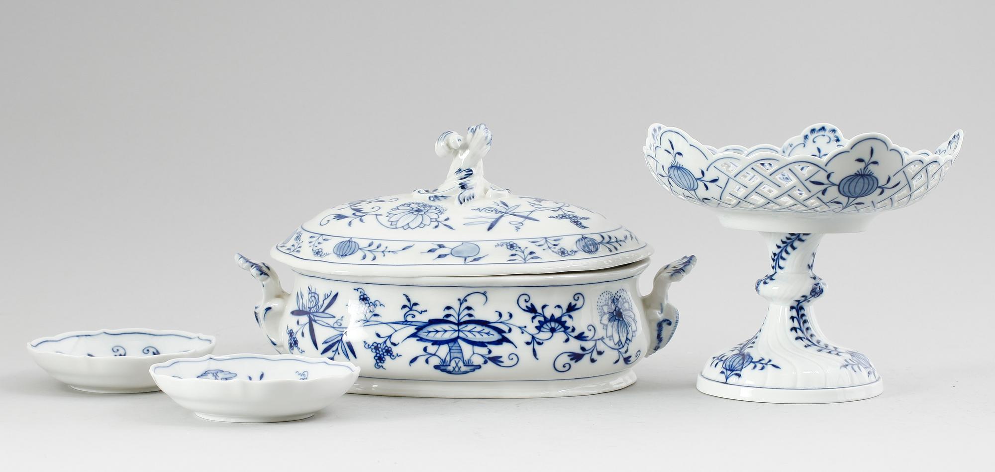 TERRIN, SKÅL PÅ FOT SAMT ASKFAT, 2 st, porslin, Meissen, 1900-talets mitt.