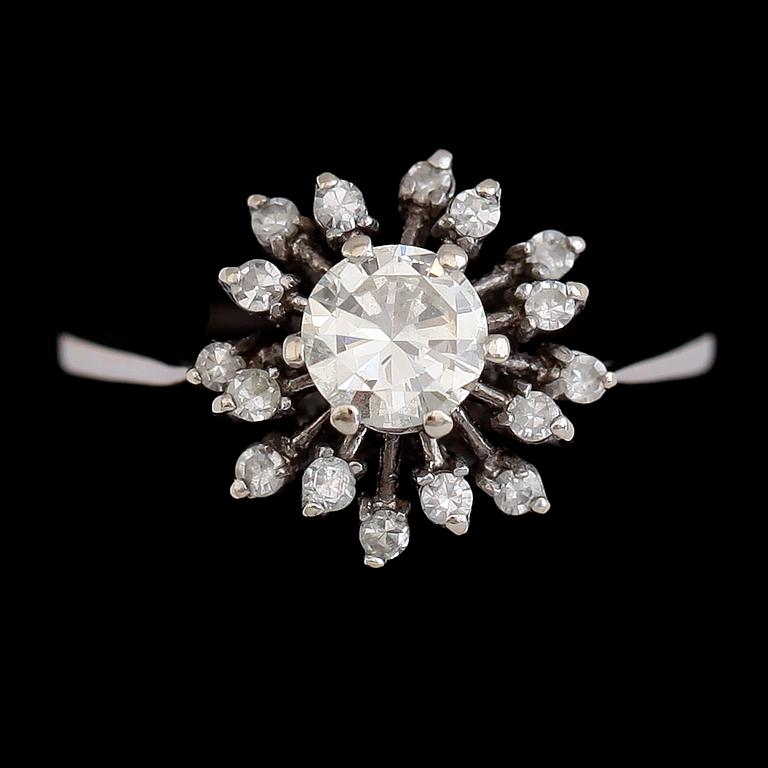 RING, 18 k vitguld och briljantslipad diamant ca 0.64 ct. Total vikt ca 3 g.