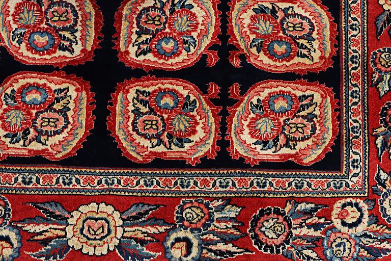A carpet, Sarouk, ca 267 x 173 cm.