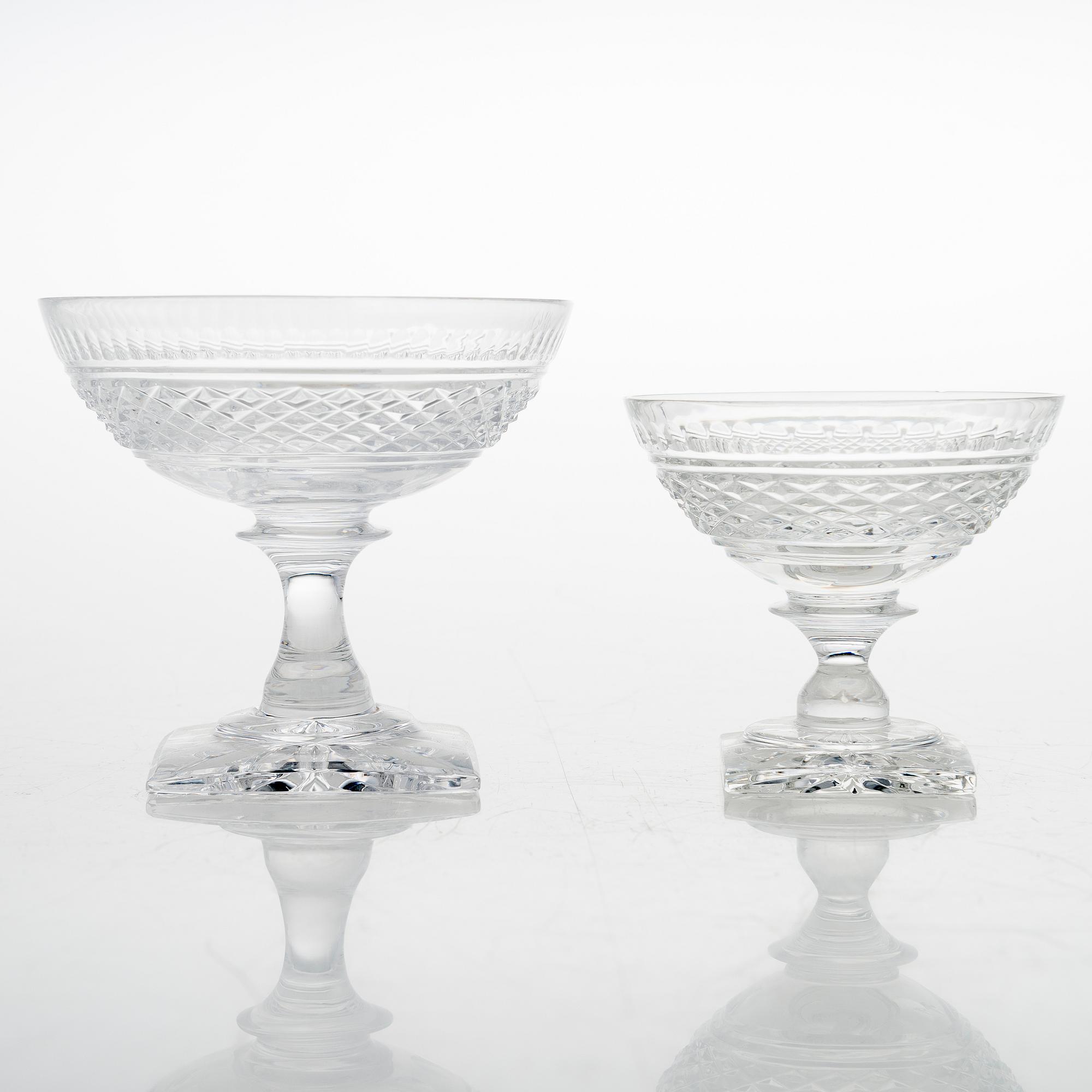 BÅLSKÅL, KARAFF och 87 st GLAS, glas.