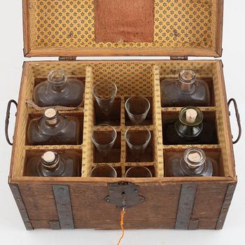 A flask box, 19th Century.