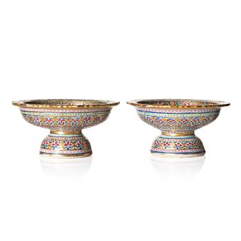 A pair of Bencharong stemcups/altar offering bowls, Qing dynasty, 19th Century.