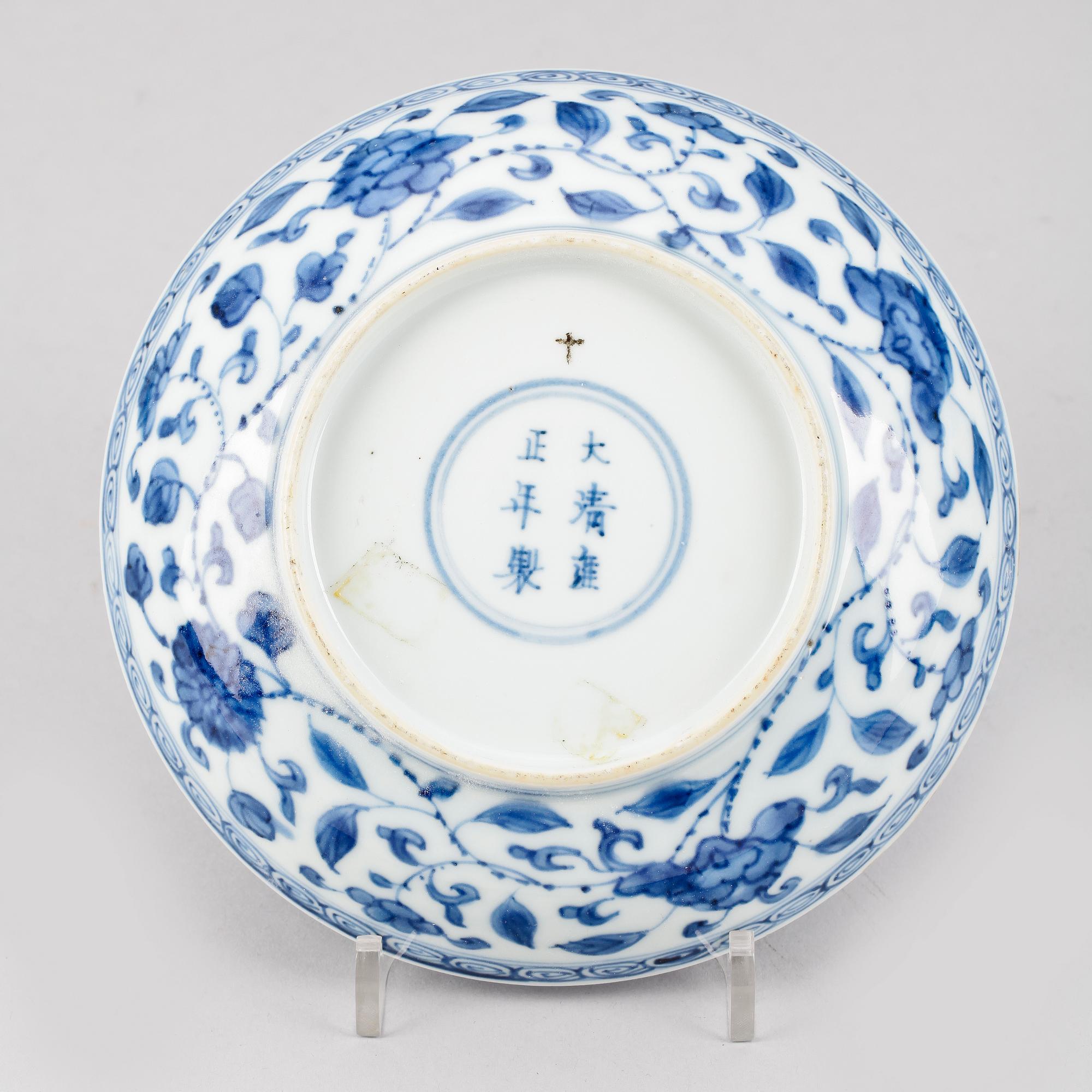 SKÅLFAT, porslin. Qing dynastin med sex karaktärers märke.