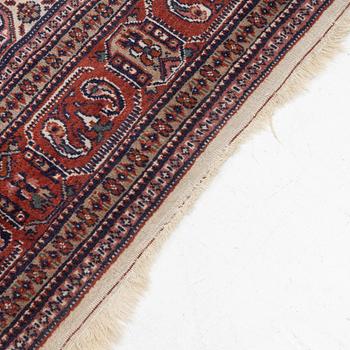 An oriental carpet, approx. 286 x 200 cm.