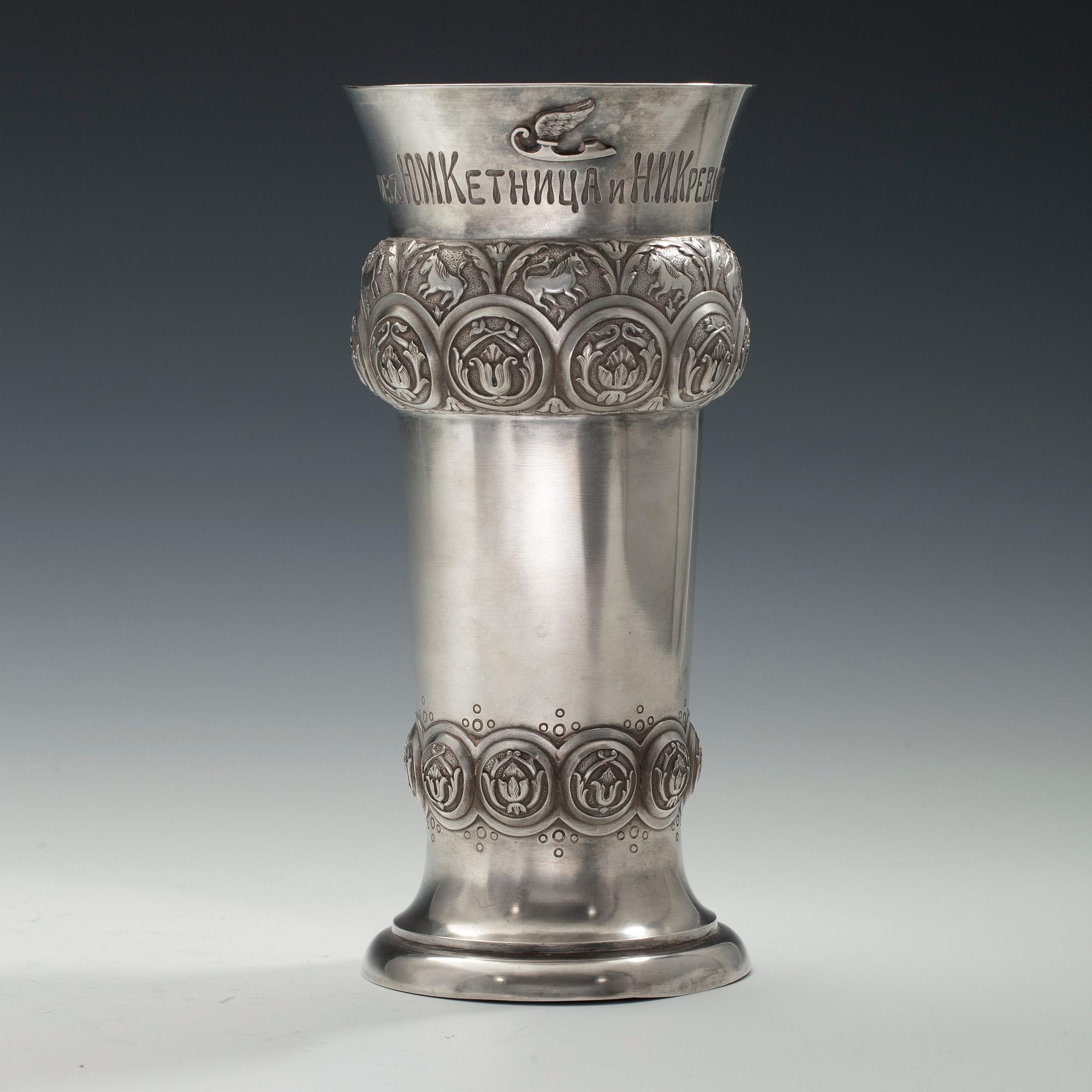VAASI, 84 hopeaa Morozov St. Petersburg 1907-17. Korkeus 21,5 cm. Paino 454 g.