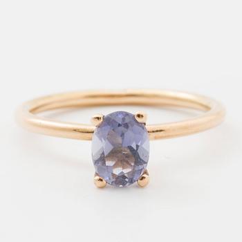 RING, med oval fasettslipad tanzanit.