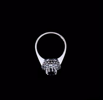 RING, 18 k vitguld med diamanter, enligt gravyr ca 0.80 ct samt safir ca 1.15 ct. Ceson, Göteborg. Vikt ca 5,5 g.