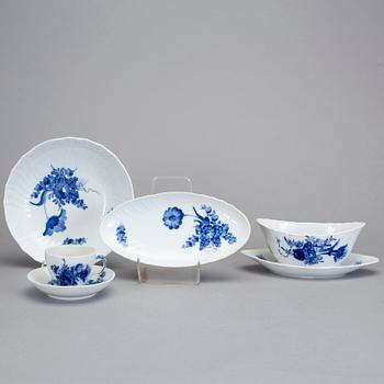 MATSERVIS, porslin, 88 delar, "Blå Blomst", Royal Copenhagen, Danmark.