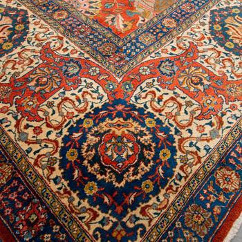 Matta, semiantik Täbris, ca 528-535 x 346,5-352,5 cm, signerad Farhan.
