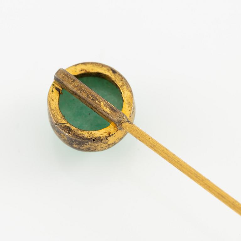 Hat pin 18K gold and yellow metal and quartz.