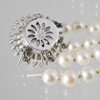 COLLIER, odlade pärlor med lås i 18K vitguld med åttkantslipade diamanter samt mabépärla, S Karlsson Stockholm, 1967.