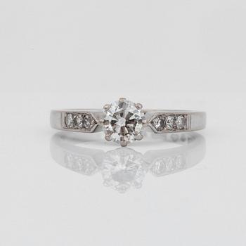 RING, vitguld 18K, diamanter på totalt ca 0,62 ct. Stockholm 1963. Vikt ca 4 gram.