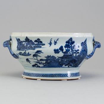 A blue and white tureen, Qing Dynasty, Qianlong (1736-95).