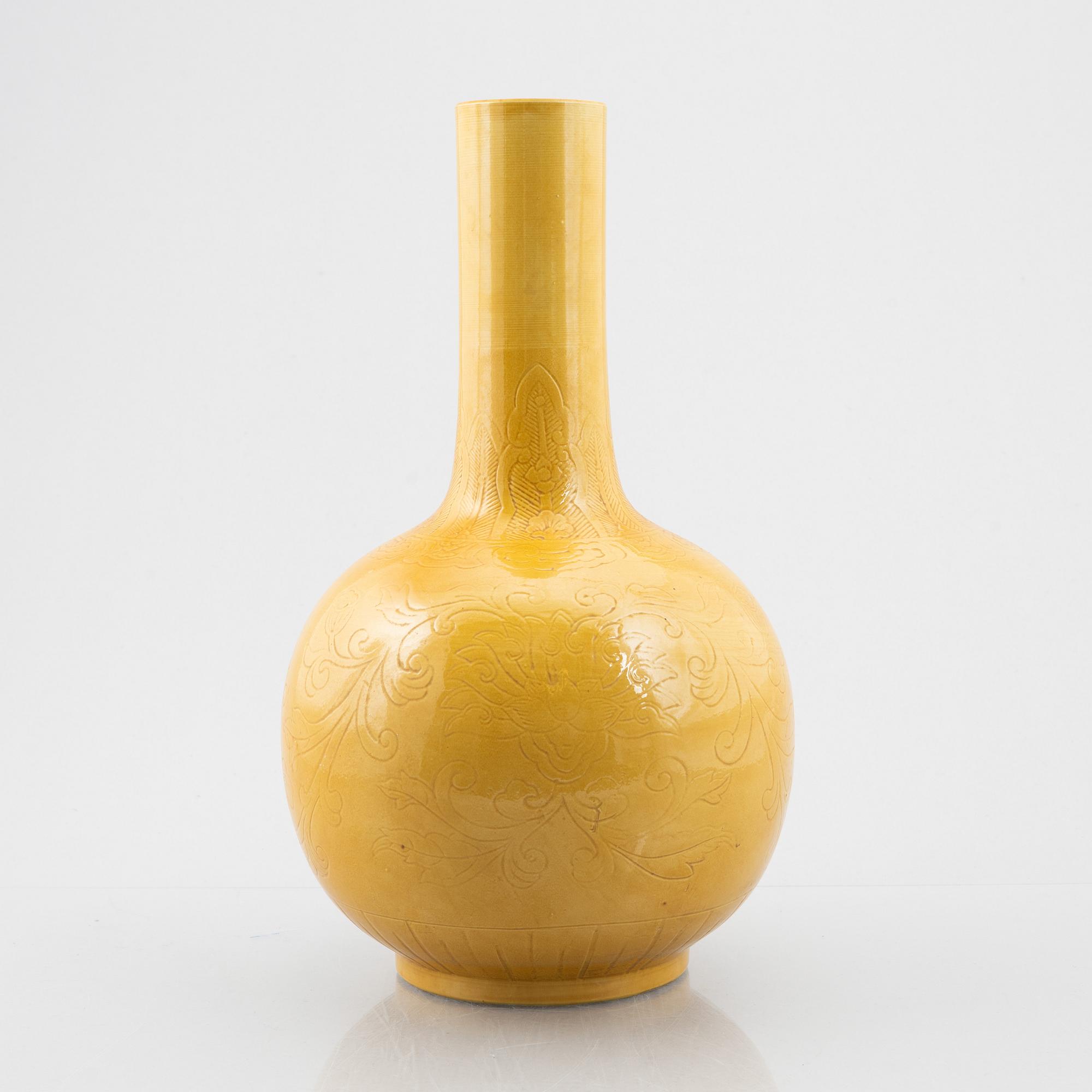 A porcelain vase, China, 20th century.