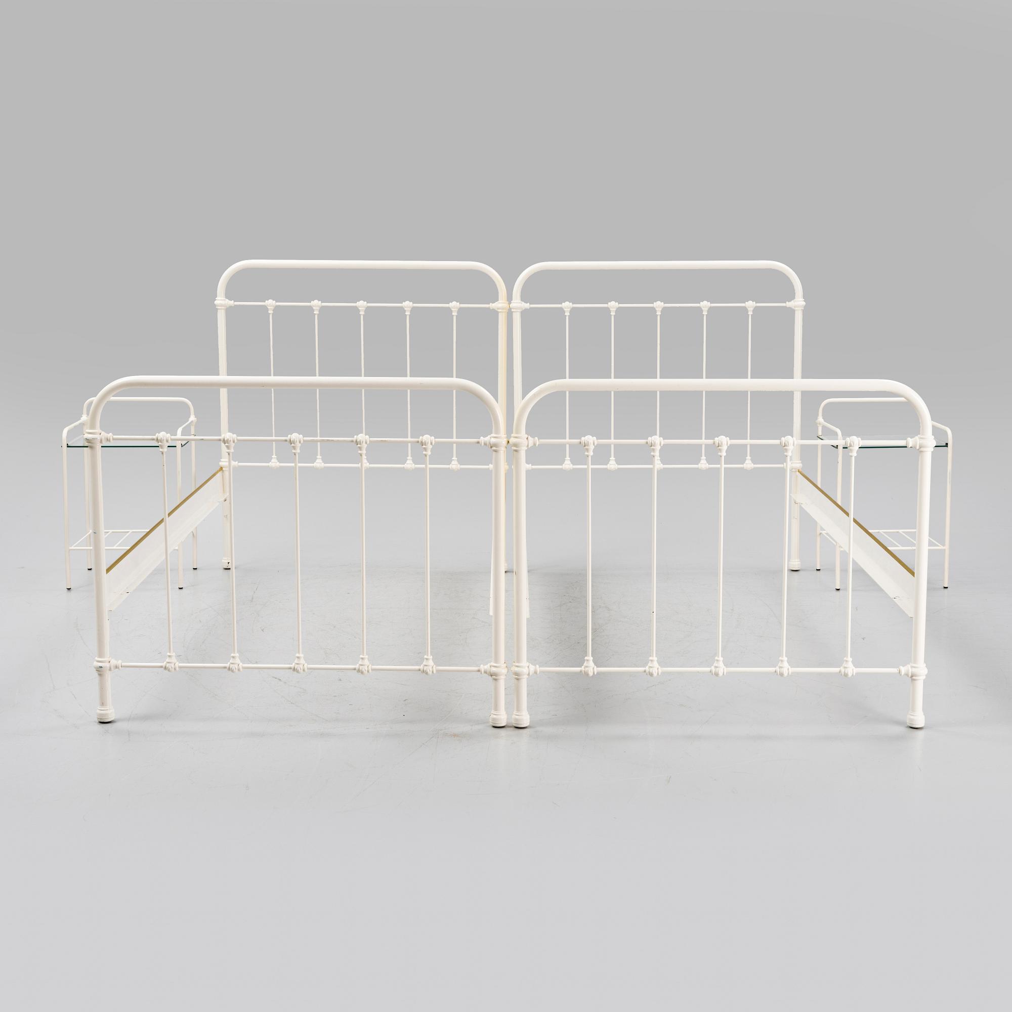 Sängramar och sängbord, ett par, 1900-talets andra hälft.