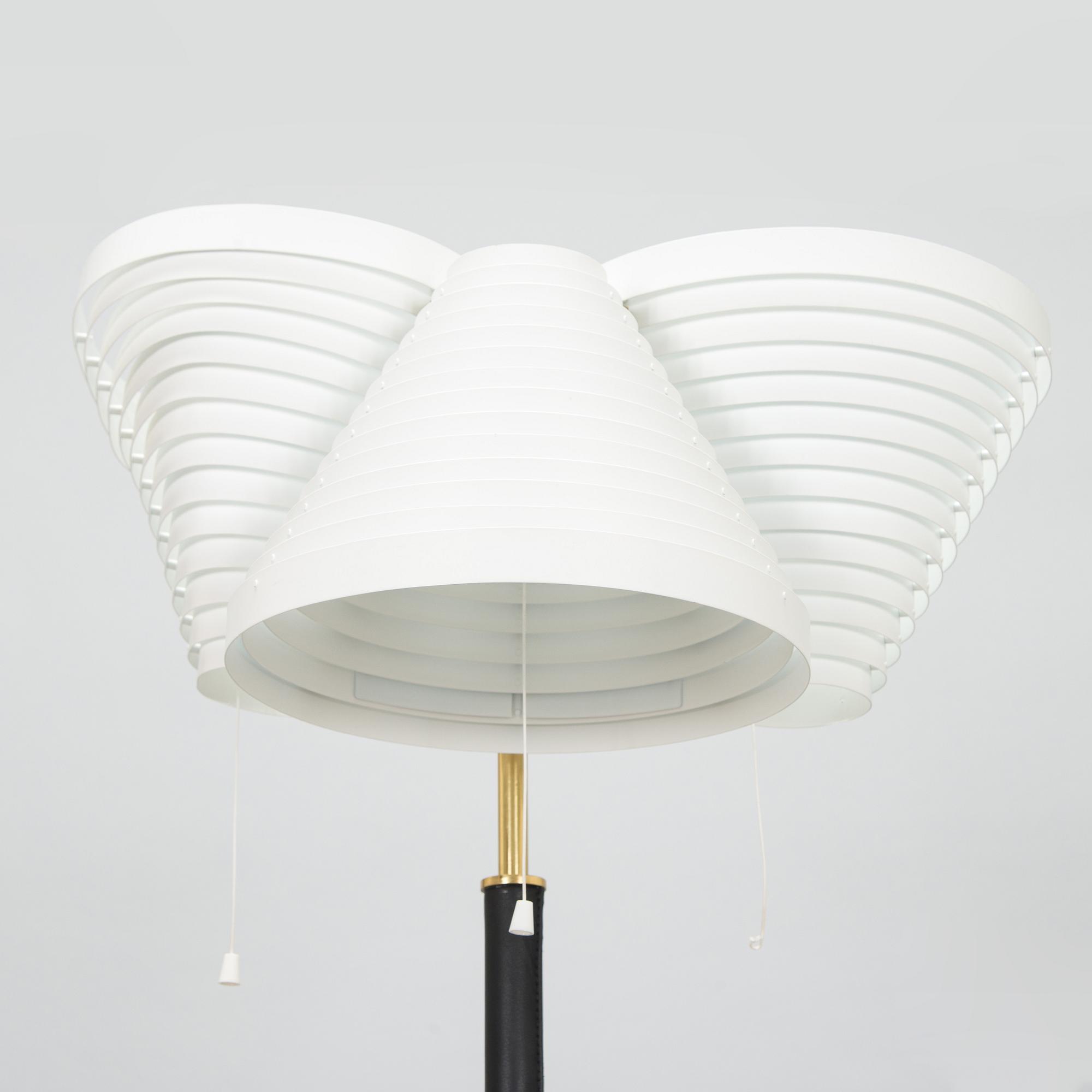Alvar Aalto, lattiavalaisin, malli A809, Valaisinpaja, Artek, 1900-luvun loppu.