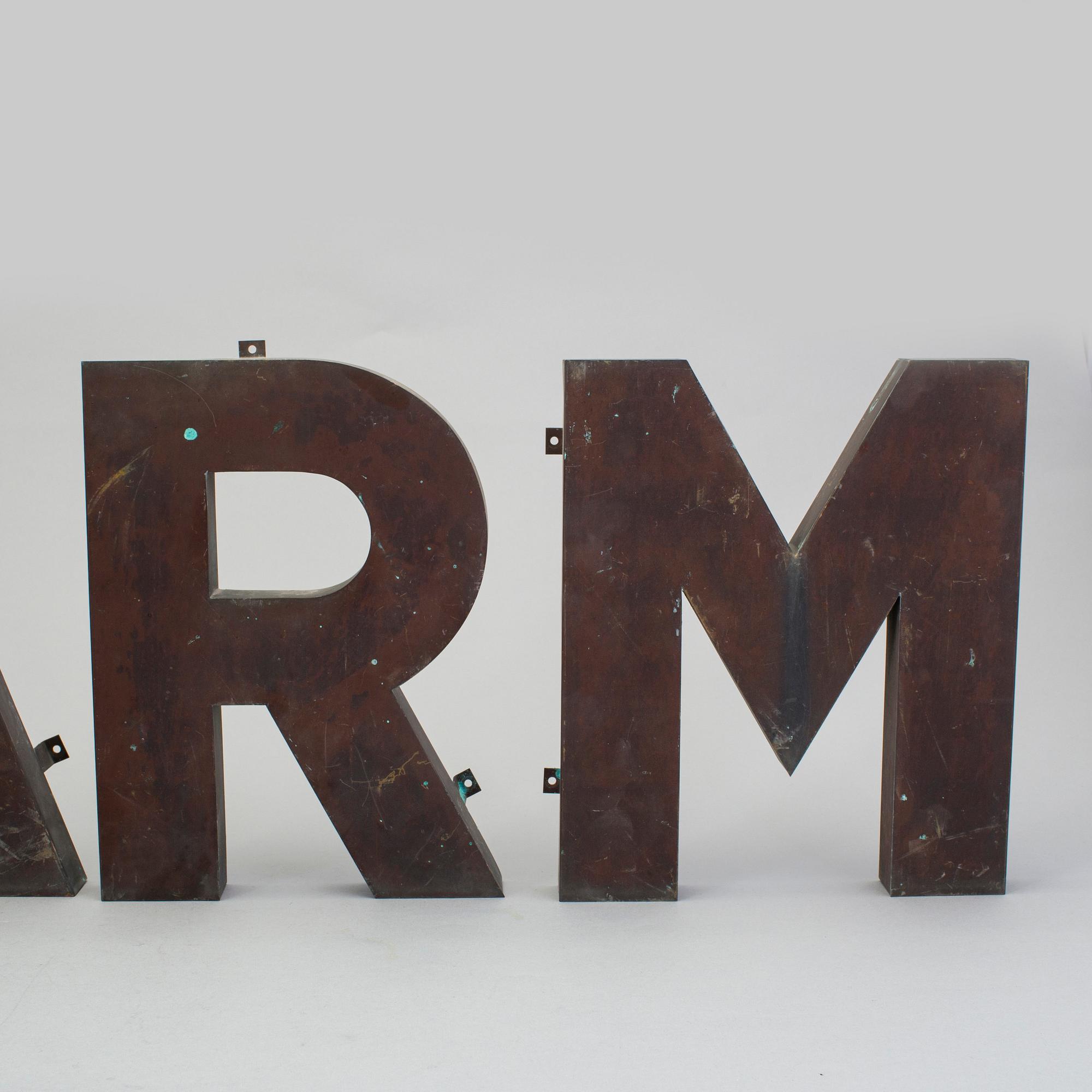 FASADBOKSTÄVER, av metall V, M, A, R, 1900-talets mitt.