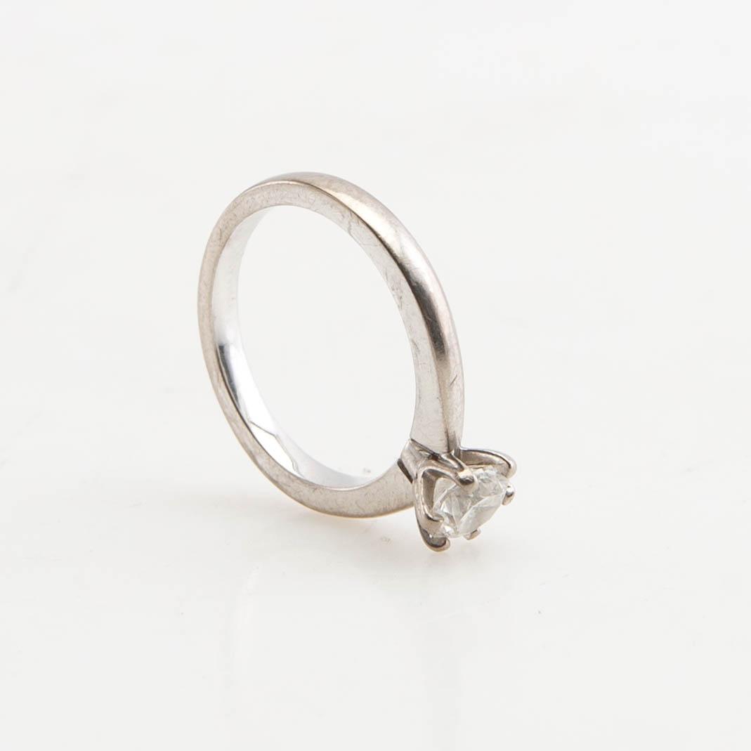 Ring, 18K vitguld med briljantslipad diamant.