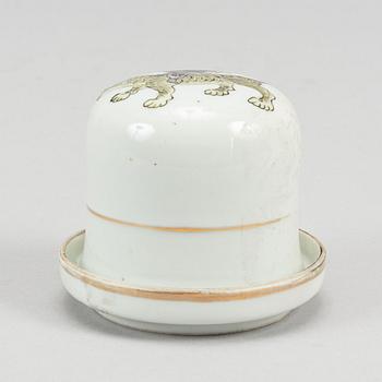 A Chinese porcelain dice shaker, first half of the 20th Century.