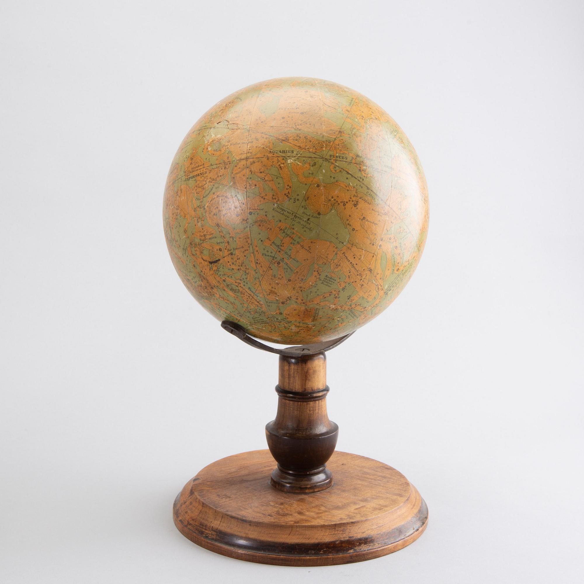 Jordglob, 2 st, och en Himmelsglob, 1900-tal.