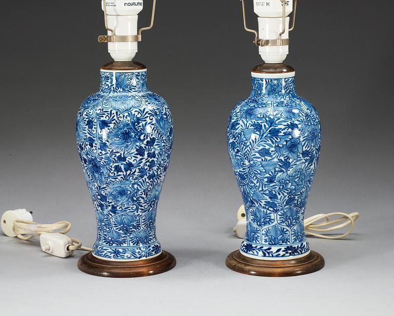 A pair of blue and white jars, Qing dynasty, Kangxi (1662-1772).