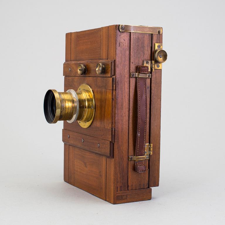 An early 20th century field camera.