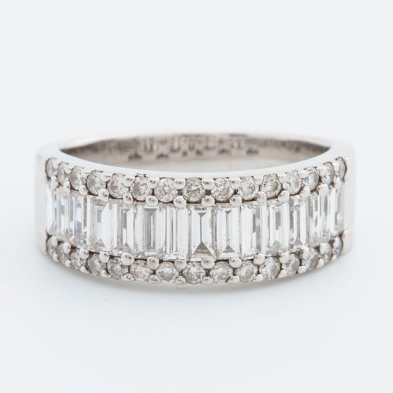 RING 18K whitegold brilliant-cut diamonds approximately 0,30 ct and baguette-cut diamonds approximately 1 ct.