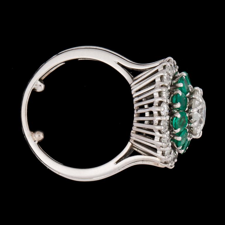 RING, gammalslipad diamant, 1.70 ct samt smaragder och mindre antikslipade diamanter, tot. 1 ct.