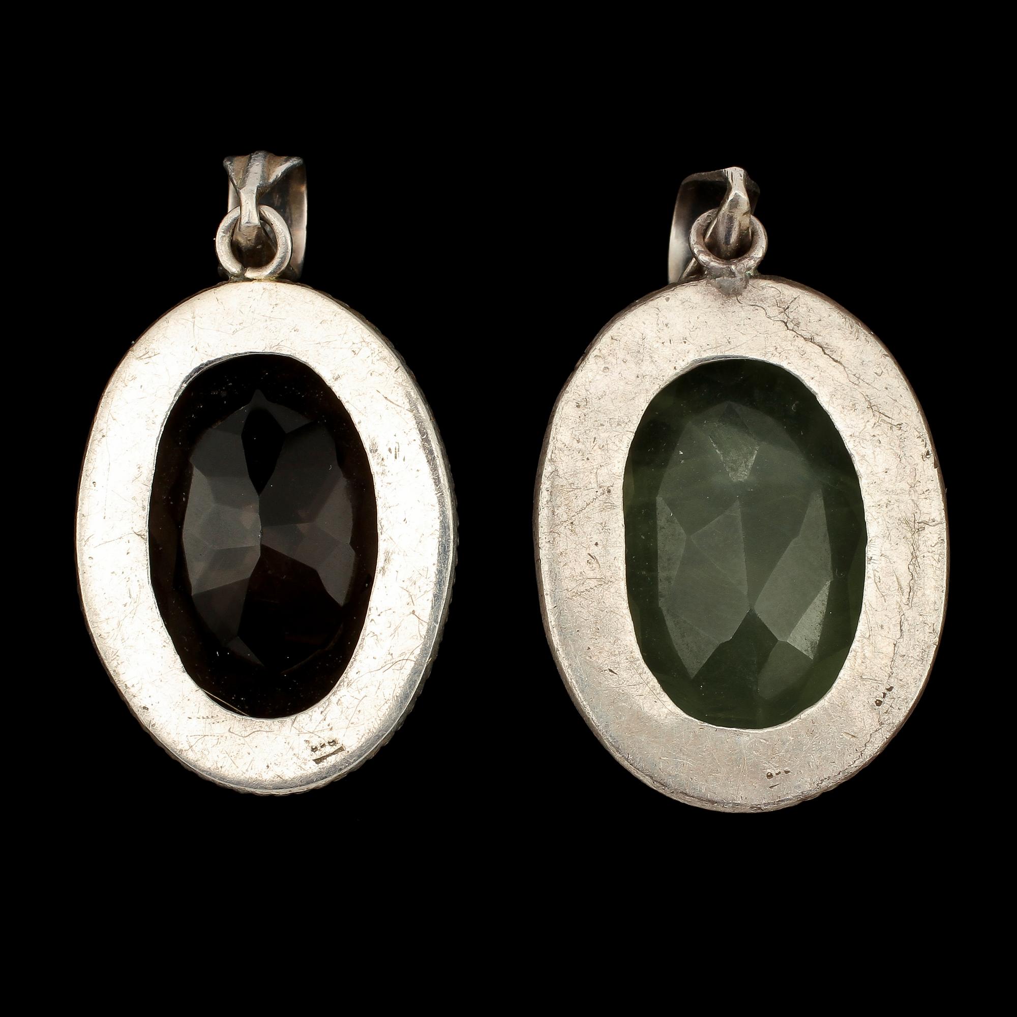 HÄNGEN, 2 st, silver med fasettslipad prehnit och rökkvarts, 1900/2000-tal. Vikt 45 g.