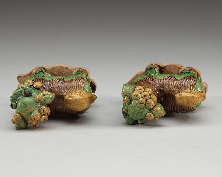 FIGURINER, två stycken, keramik. Qing dynastin, Kangxi (1662-1722).