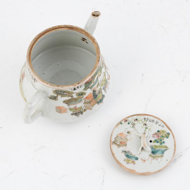 Tekannor, fyra stycken, samt kaffekanna, porslin, Kina, sen Qingdynasti/1900-tal.