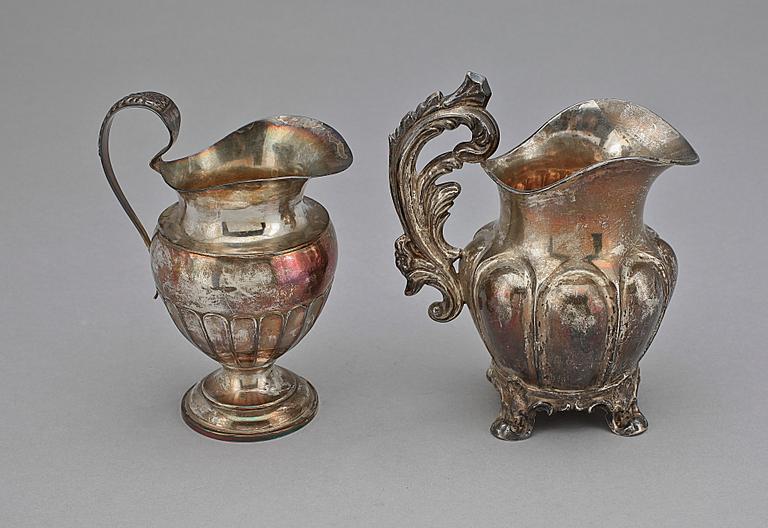 GRÄDDKANNOR, 2 st, silver, trol Gustaf Theodor Folcker, 1836 o Gustaf Folcker, 1856. Stockholm. Tot vikt 284g.