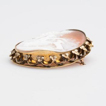 BROSCH, 18K guld, skuren snäckskalscamé.