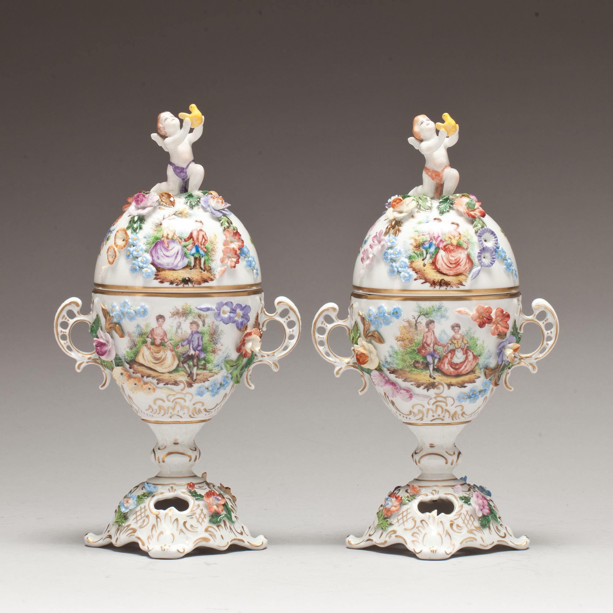 POTPURRIURNOR, ett par. Porslin, Dresden. 1900-tal.