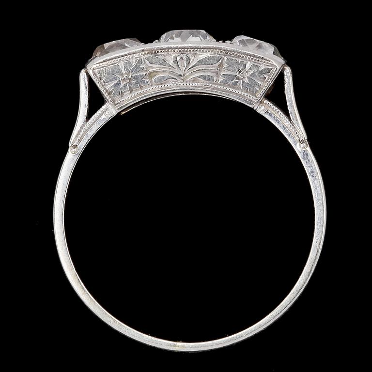 RING, three antique cut diamonds, tot. app. 1.30 cts.