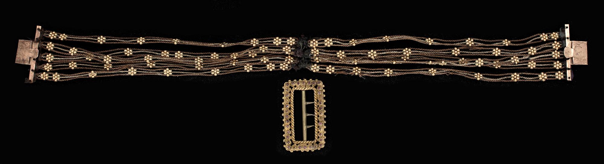 HALSBAND SAMT SKÄRPLÅS, mässing samt hårarbete, empire, Omkr 1800.