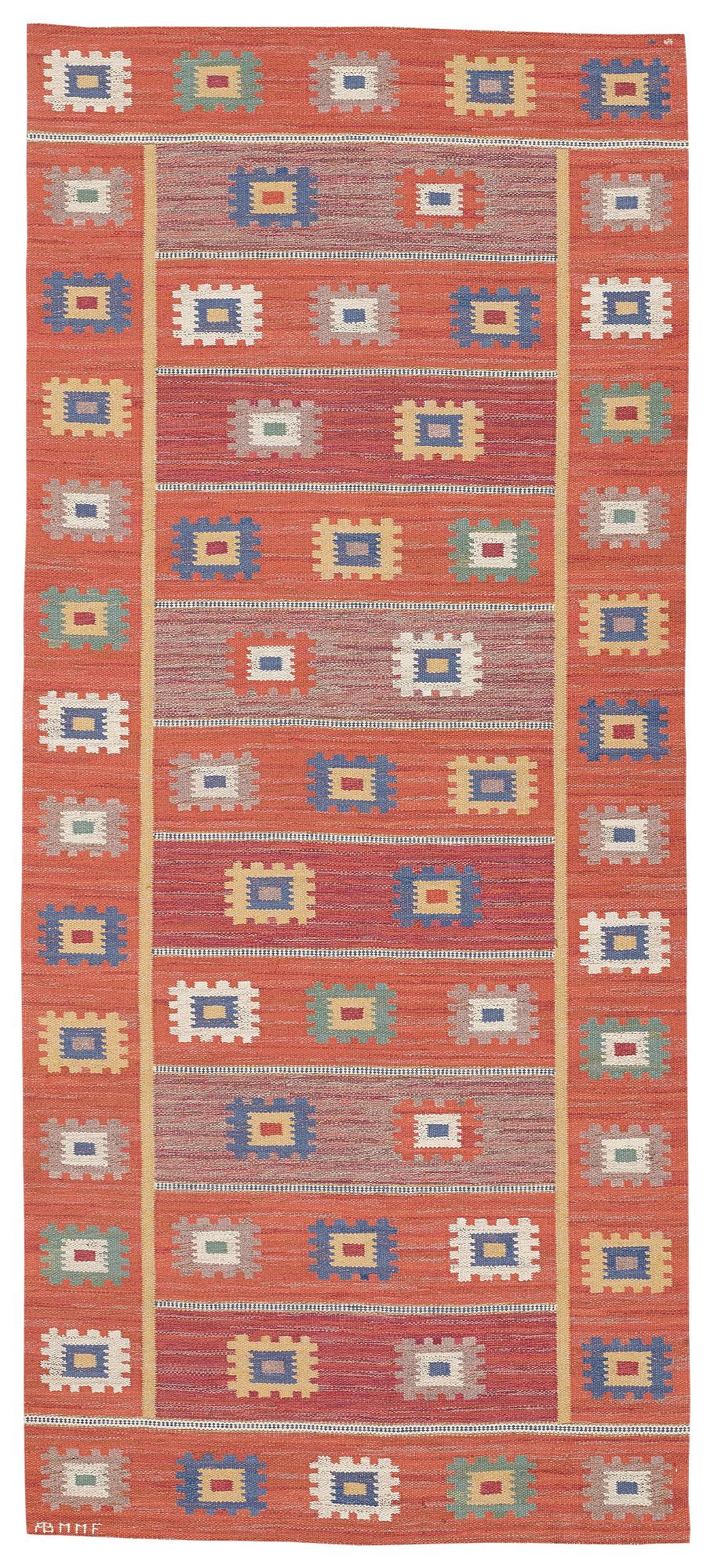 Märta Måås-Fjetterström, GALLERIMATTA, "Röd grön äng", rölakan, ca 346,5 x 151,5 cm, signerad AB MMF.