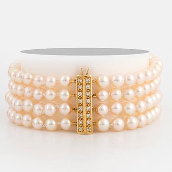 Cultured four strand pearl bracelet, clasp 18K gold with brilliant-cut diamonds.