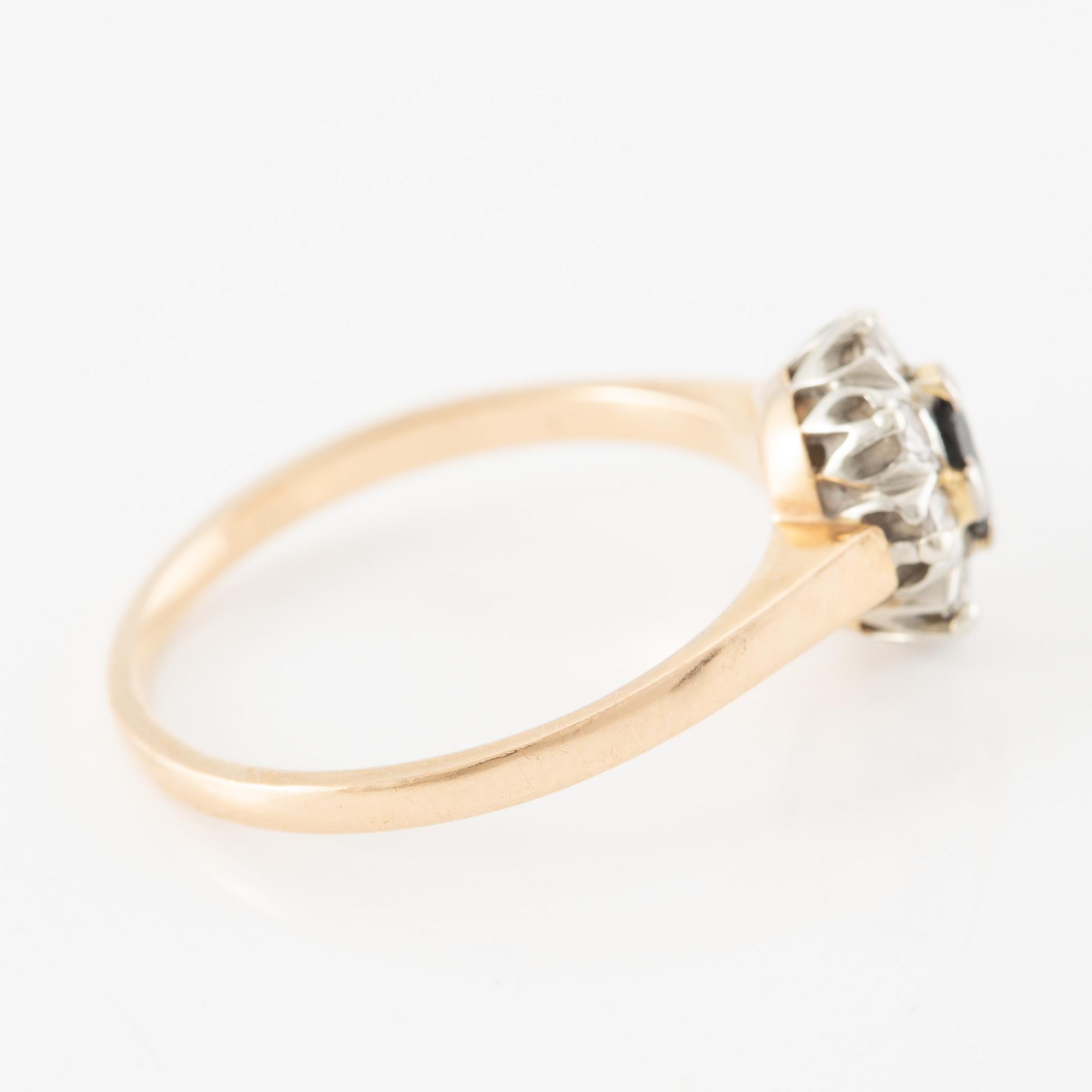 Ring, 18K guld med liten safir och briljantslipade diamanter.