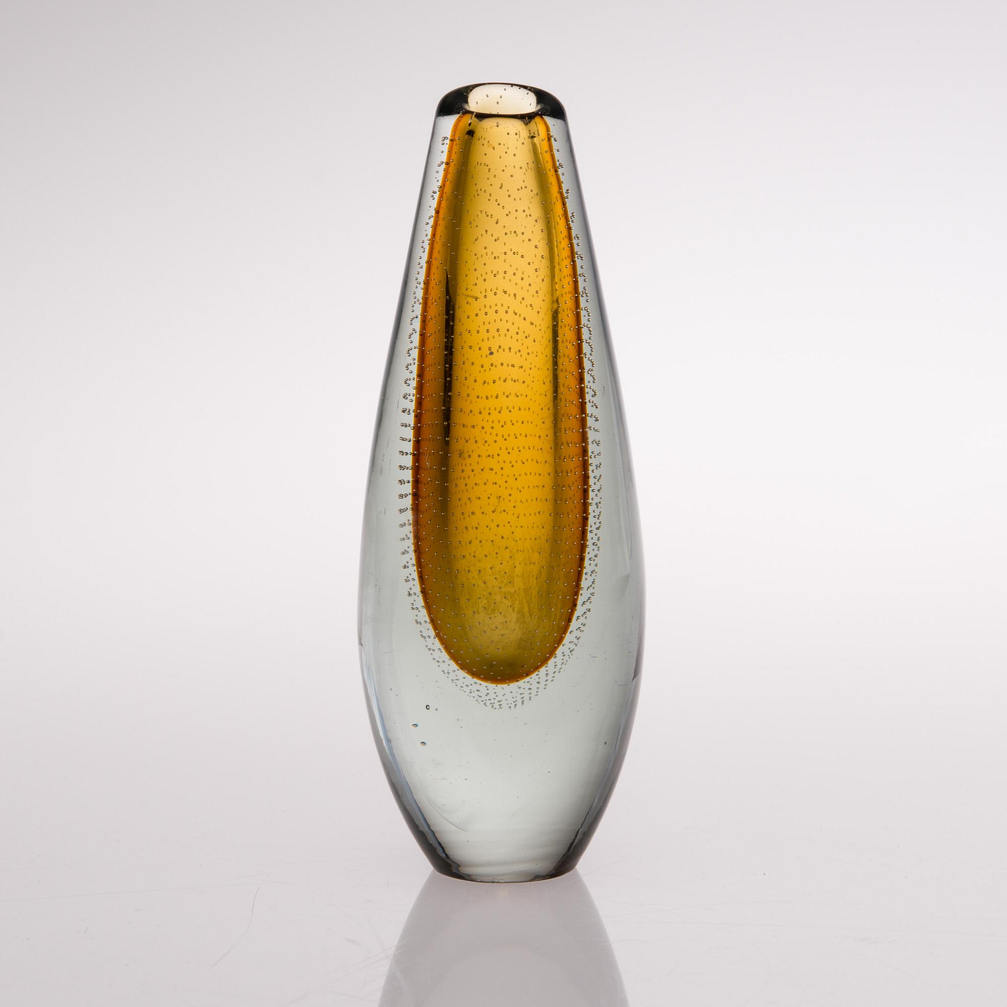 GUNNEL NYMAN, VASE. GN 25. Nuutajärvi. Early 1950s.