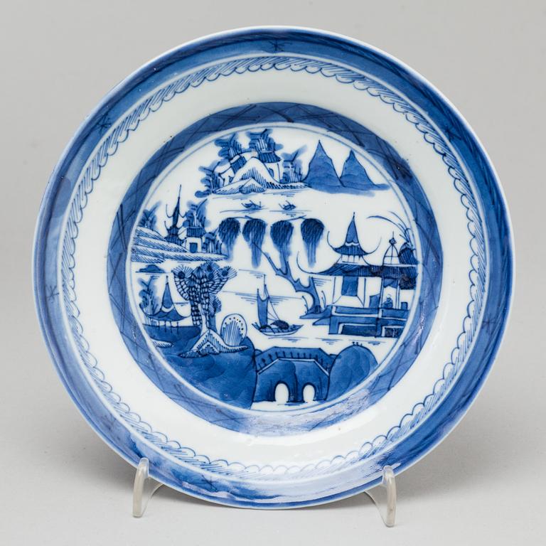 A Qianlong porcelain platter and seven 19th century dishes, Qing dynasty.