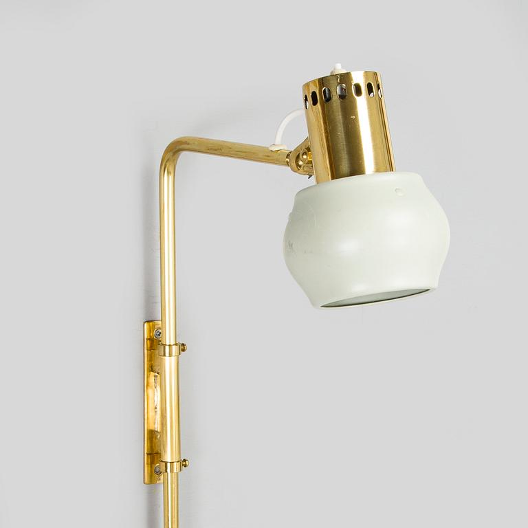 Ilmari Tapiovaara, a 1960s wall light for Metallikolmikko Oy.