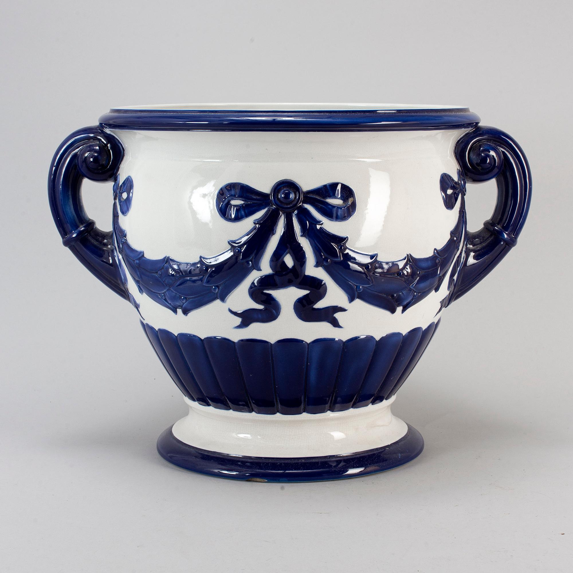 A creamware flowerpot, Göteborgs porslinsfabrik, 1910-20s.