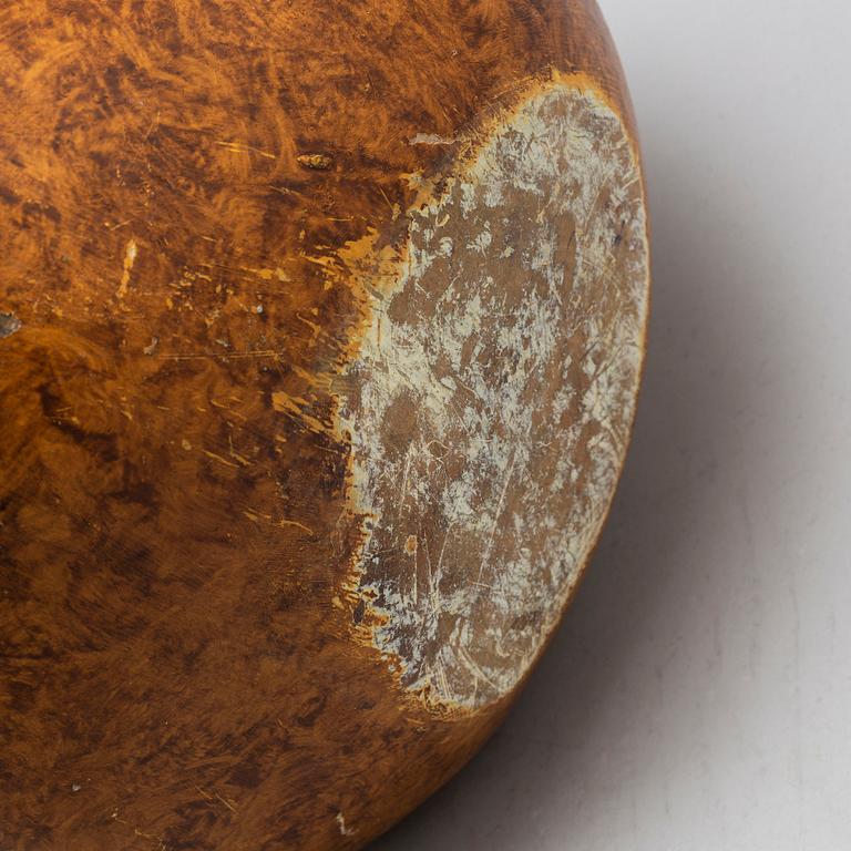 An 18th / 19th century wooden bowl.